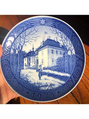 Royal Copenhagen 1975 Christmas Plate, The Queen's Christmas Residence